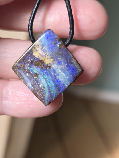 Kleiner flashfire blauer Boulder Opal, Boulderopal Anhänger, 28 x 25 x 6 mm, Quilpie Queensland Australien, an verstellbarem Lederband