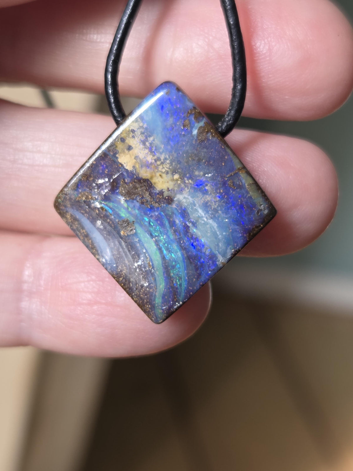 Kleiner flashfire blauer Boulder Opal, Boulderopal Anhänger, 28 x 25 x 6 mm, Quilpie Queensland Australien, an verstellbarem Lederband