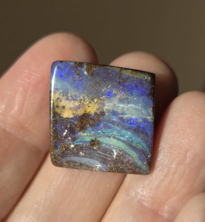 Kleiner flashfire blauer Boulder Opal, Boulderopal Anhänger, 28 x 25 x 6 mm, Quilpie Queensland Australien, an verstellbarem Lederband