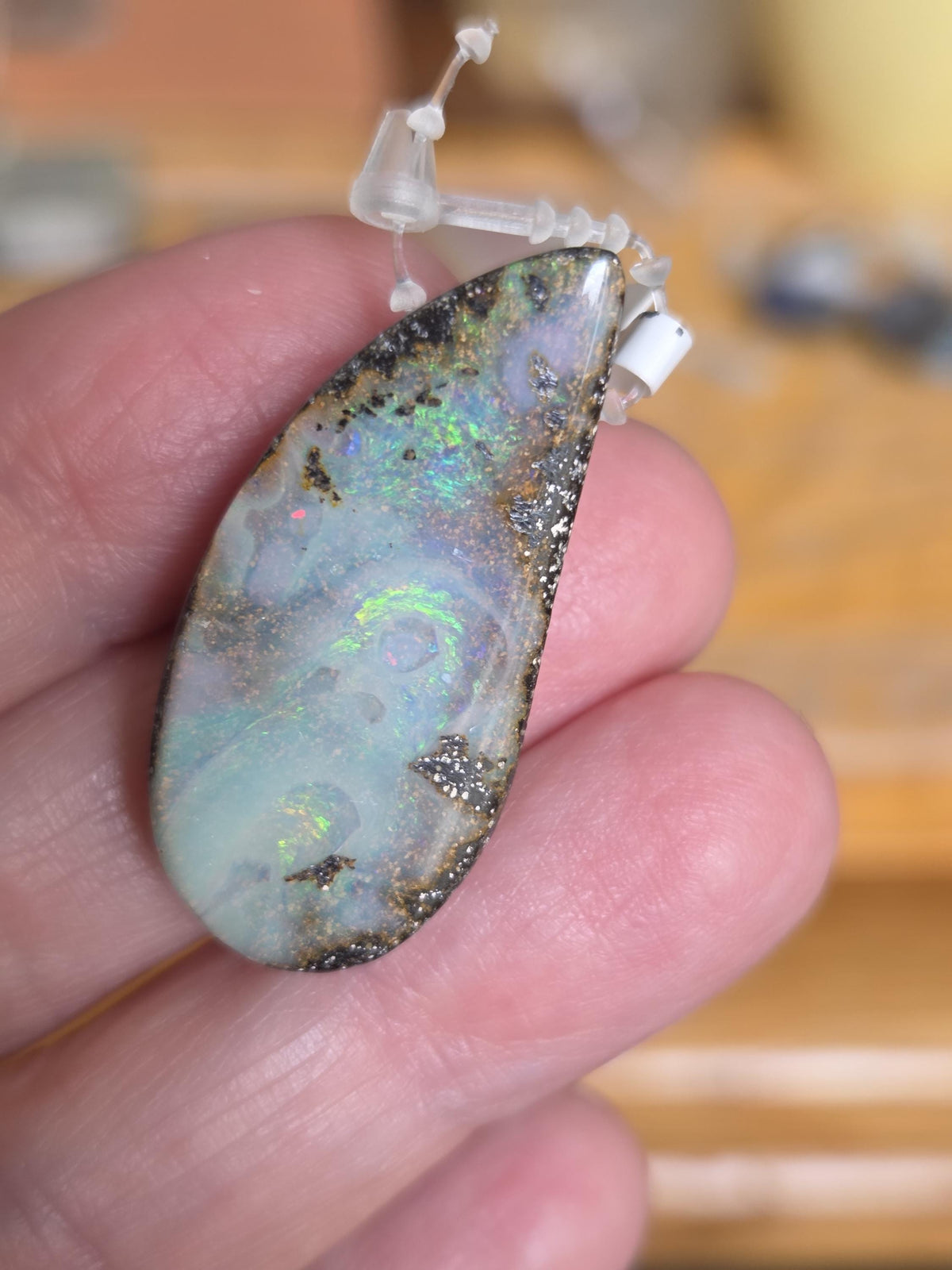 Boulder Opal, mit grün gelb und rot Flashfire Boulderopal Anhänger, 35 x 18 x 9 mm, Queensland Australien, an verstellbarem Lederband