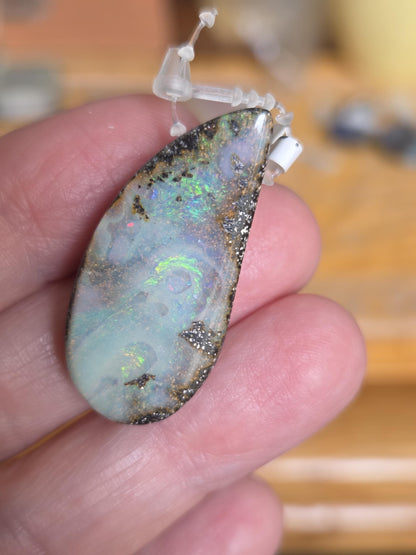 Boulder Opal, mit grün gelb und rot Flashfire Boulderopal Anhänger, 35 x 18 x 9 mm, Queensland Australien, an verstellbarem Lederband