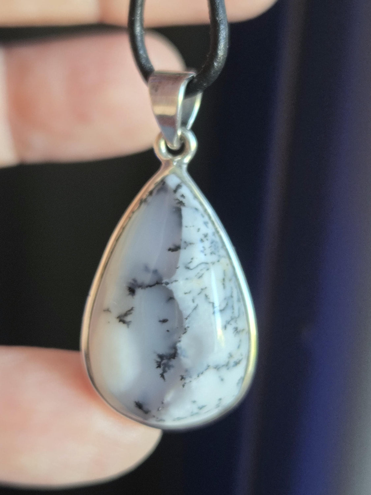 Dendriden Opal, Merlinit aus Madagaskar 37 x 18 x 8 mm, an 925er Silber Öse, an verstellbarem Lederband