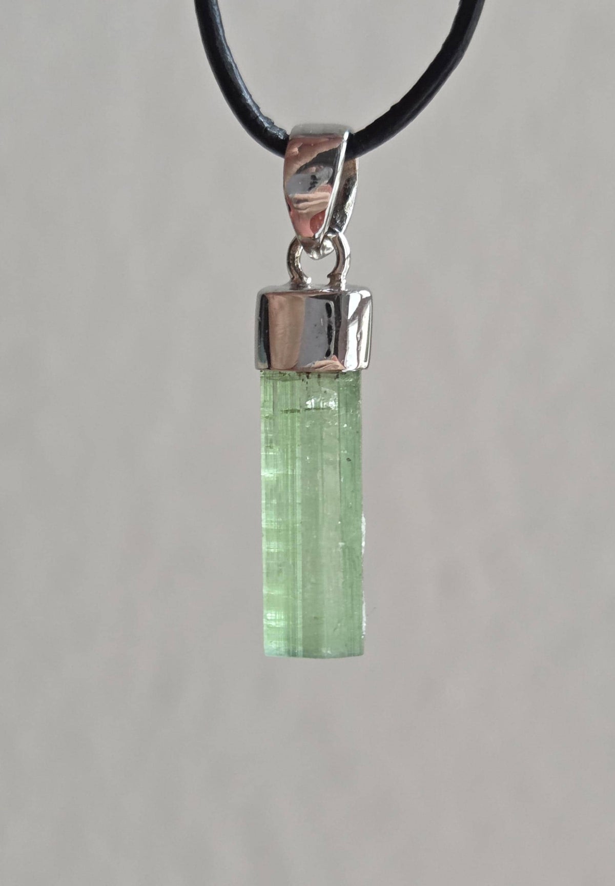 Turmalin Verdelith Stäbchen Rohstein minimalistischer Anhänger, an 925er Silberöse, an verstellbarem Lederband