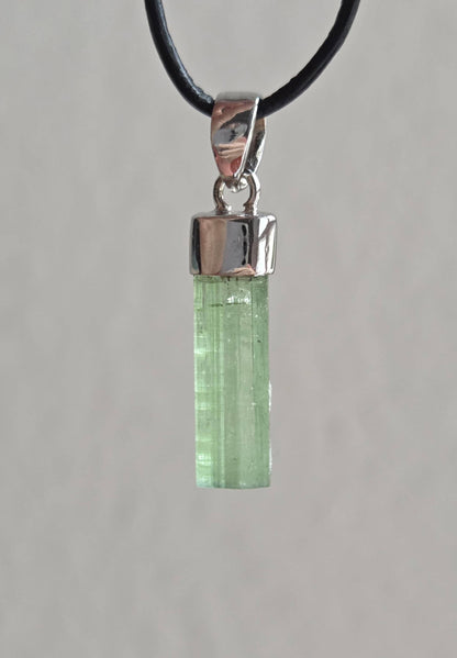 Turmalin Verdelith Stäbchen Rohstein minimalistischer Anhänger, an 925er Silberöse, an verstellbarem Lederband