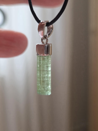Turmalin Verdelith Stäbchen Rohstein minimalistischer Anhänger, an 925er Silberöse, an verstellbarem Lederband