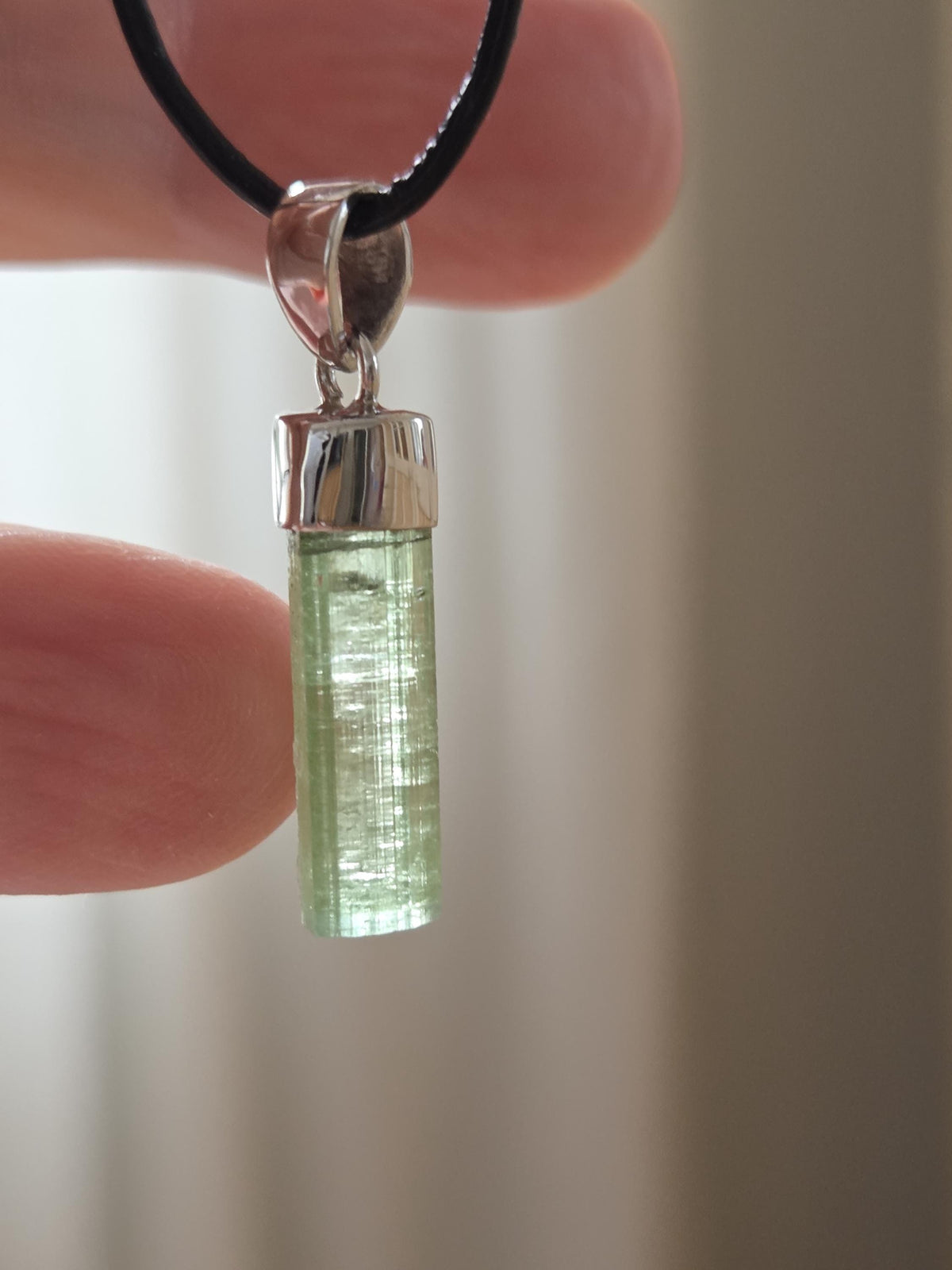Turmalin Verdelith Stäbchen Rohstein minimalistischer Anhänger, an 925er Silberöse, an verstellbarem Lederband