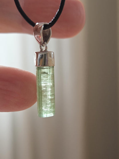 Turmalin Verdelith Stäbchen Rohstein minimalistischer Anhänger, an 925er Silberöse, an verstellbarem Lederband