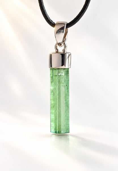 Turmalin Verdelith Stäbchen Rohstein minimalistischer Anhänger, an 925er Silberöse, an verstellbarem Lederband