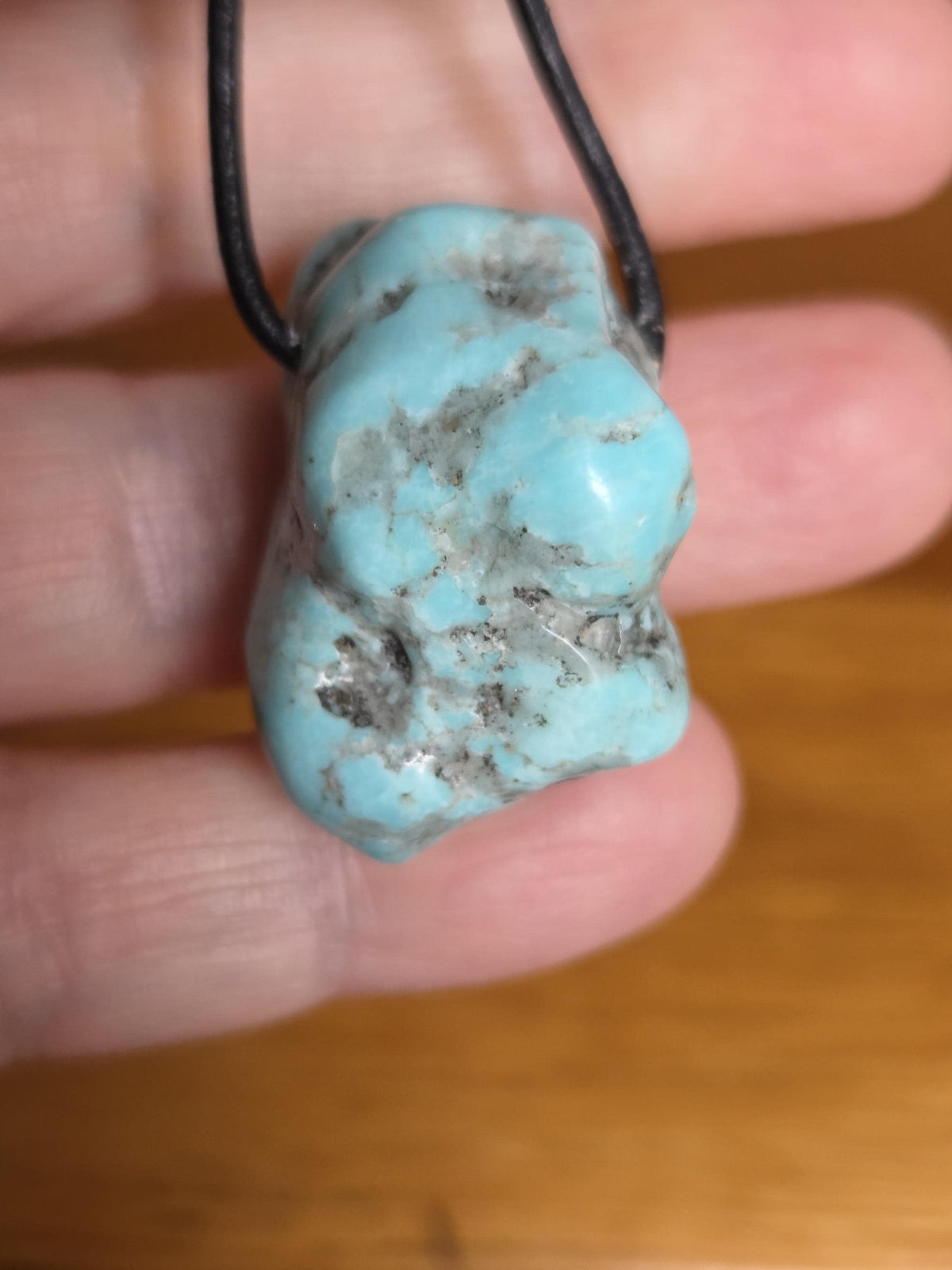 Traumhafter Türkis großer Nugget Anhänger, 33 x 21 x 23 mm, gebohrt, an verstellbarem Lederband