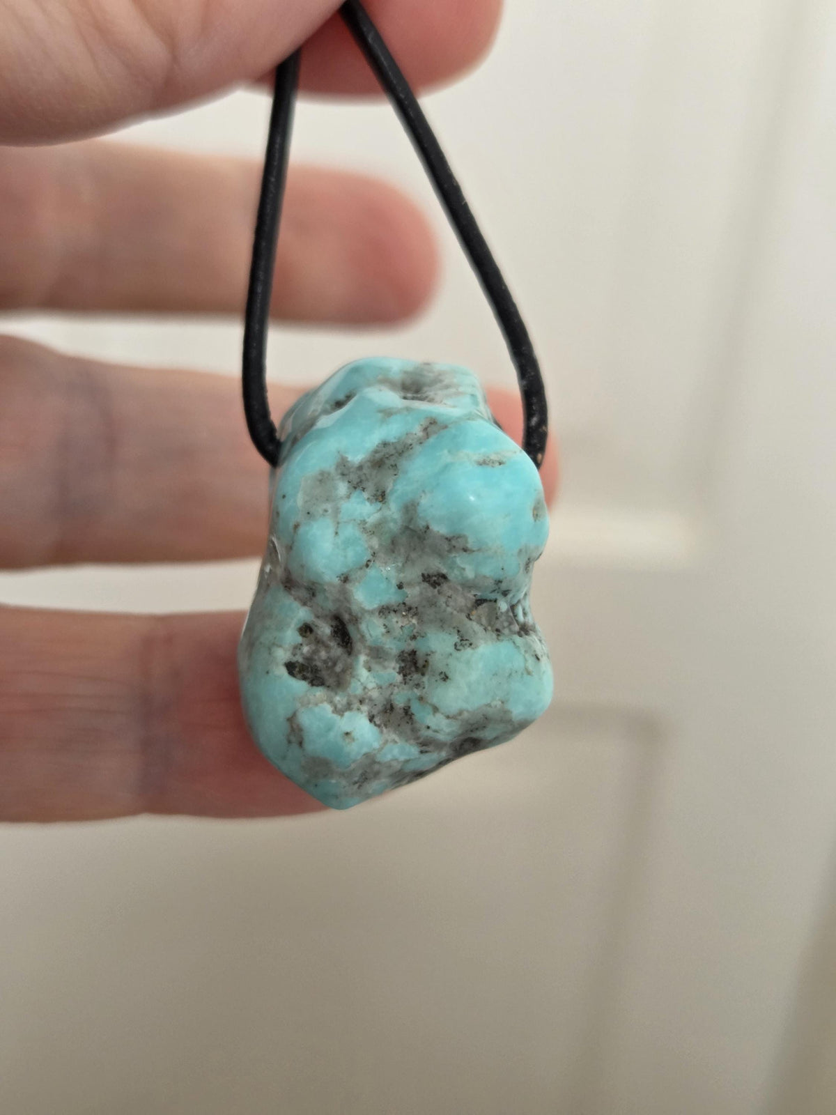 Traumhafter Türkis großer Nugget Anhänger, 33 x 21 x 23 mm, gebohrt, an verstellbarem Lederband