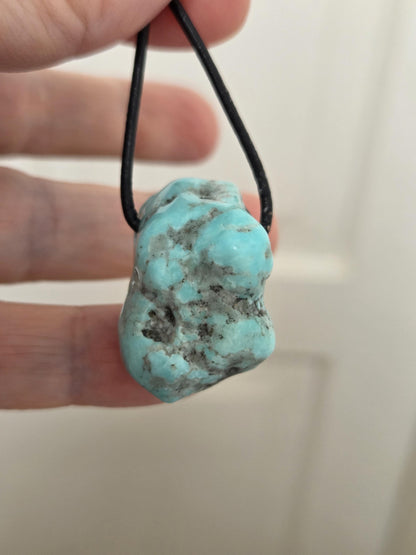 Traumhafter Türkis großer Nugget Anhänger, 33 x 21 x 23 mm, gebohrt, an verstellbarem Lederband