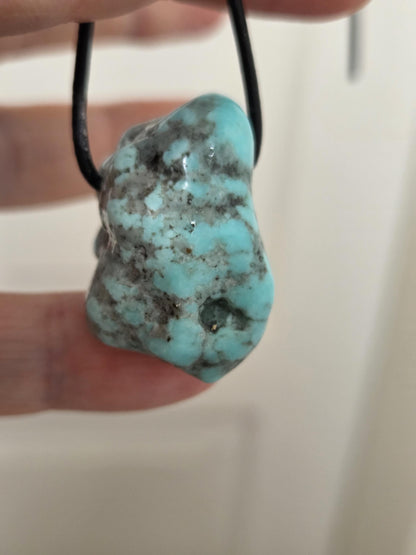 Traumhafter Türkis großer Nugget Anhänger, 33 x 21 x 23 mm, gebohrt, an verstellbarem Lederband
