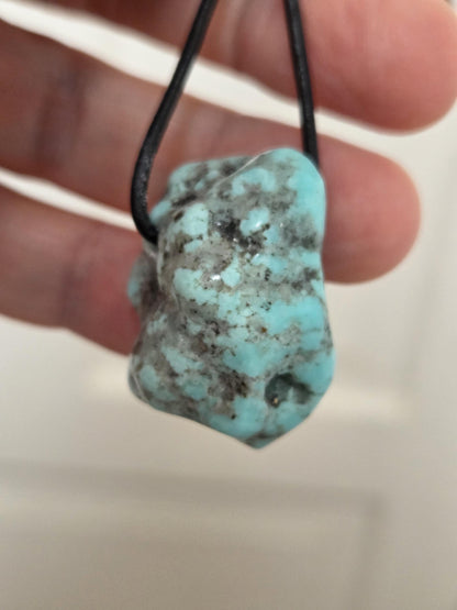 Traumhafter Türkis großer Nugget Anhänger, 33 x 21 x 23 mm, gebohrt, an verstellbarem Lederband