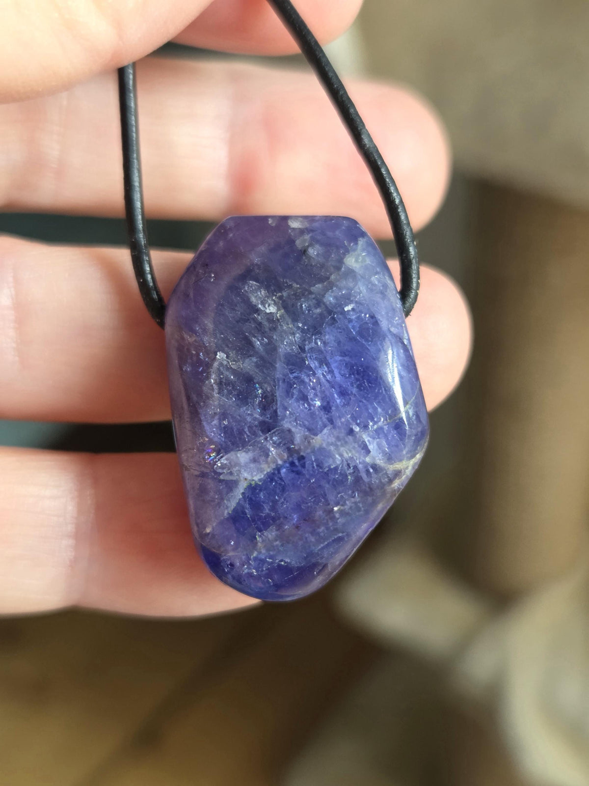 Magischer großer Tansanit, Tanzanit Anhänger geschliffen Kristall , 33 x 21 x 12 mm, gebohrt an verstellbarem Lederband