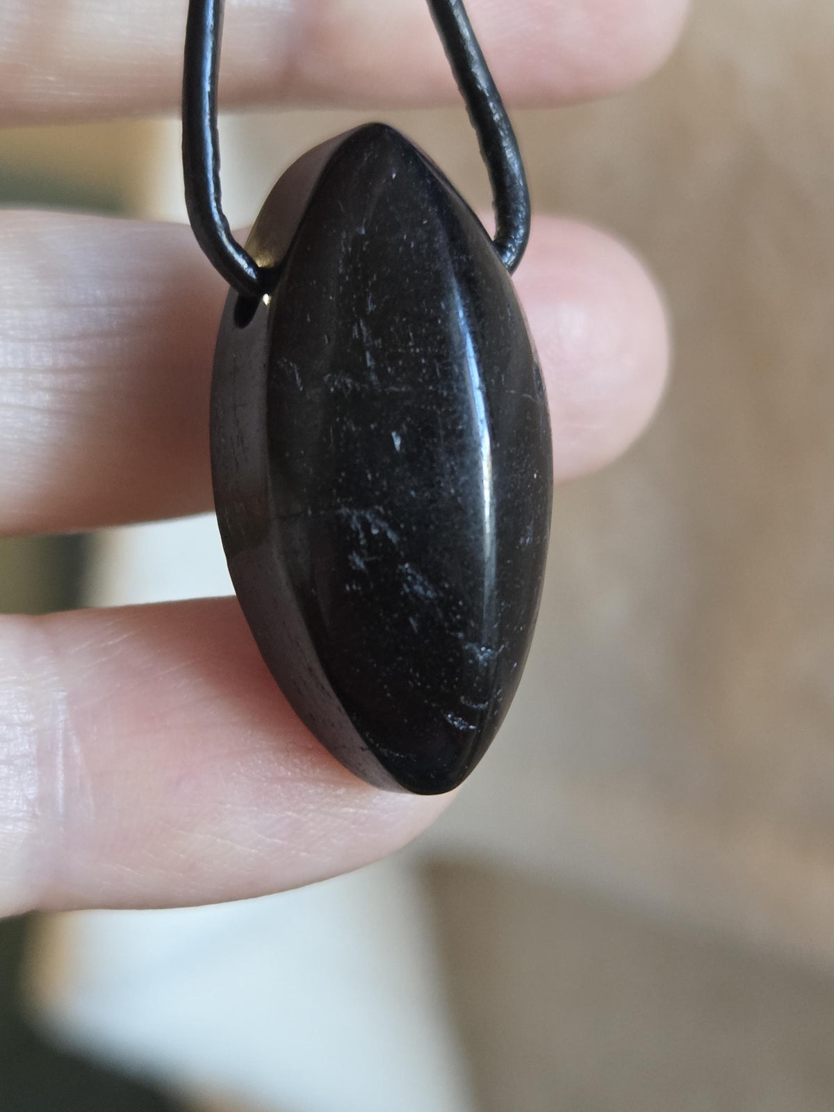 Magischer Schutzstein schwarzer Turmalin Schörl Anhänger Navette förmig, 31 x 15 x 12 mm, an verstellbarem Lederband