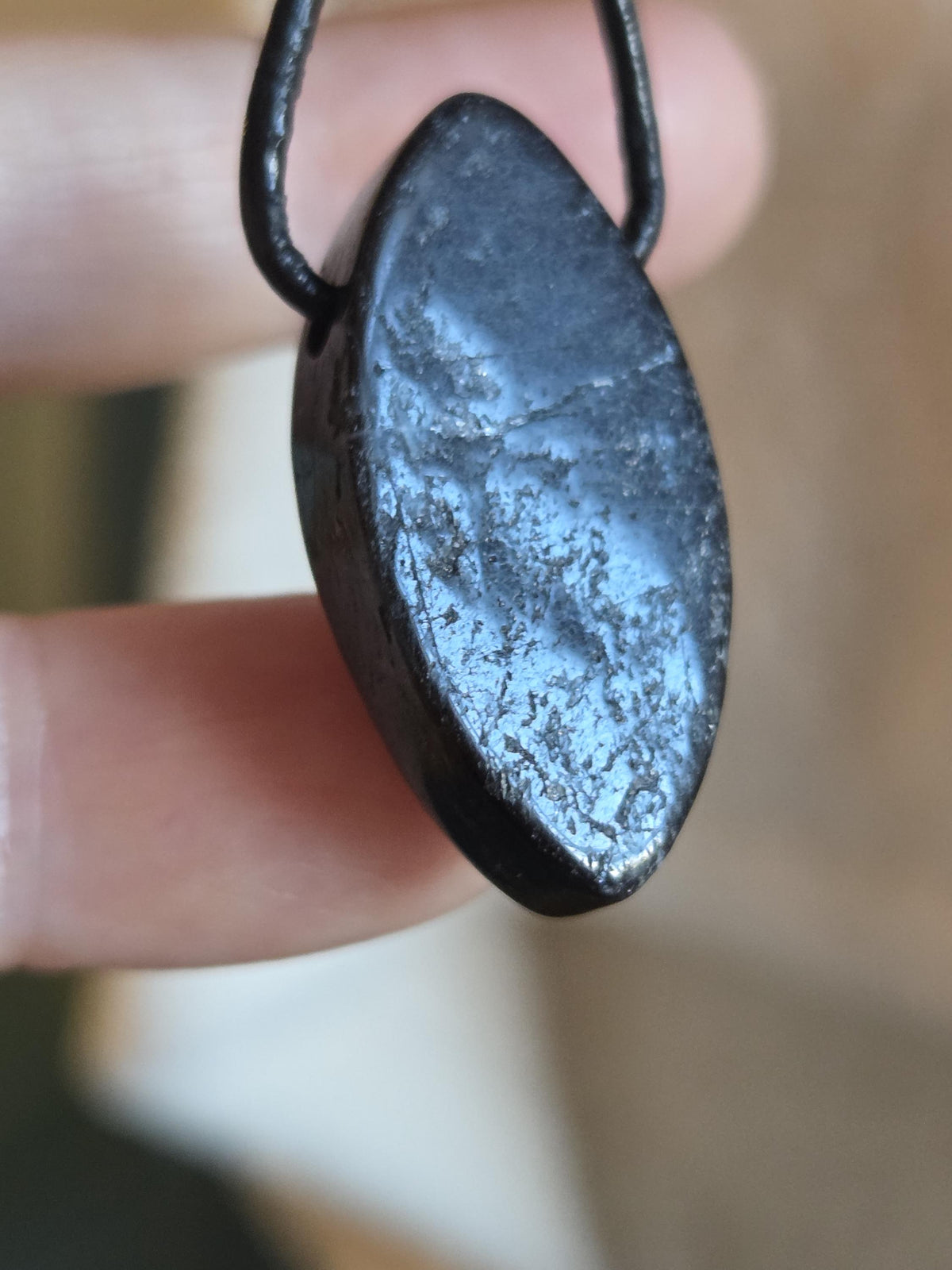Magischer Schutzstein schwarzer Turmalin Schörl Anhänger Navette förmig, 31 x 15 x 12 mm, an verstellbarem Lederband