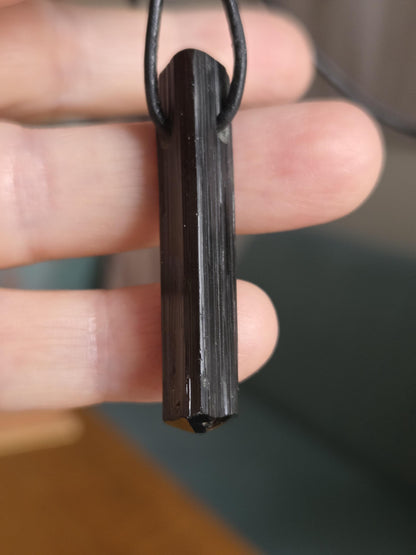 Grosser schwarzer Turmalin Schörl, roh belassen, unversehrt, mit gewachsener Spitze, 43 x 9 x 9 mm, gebohrt, an verstellbarem Lederband