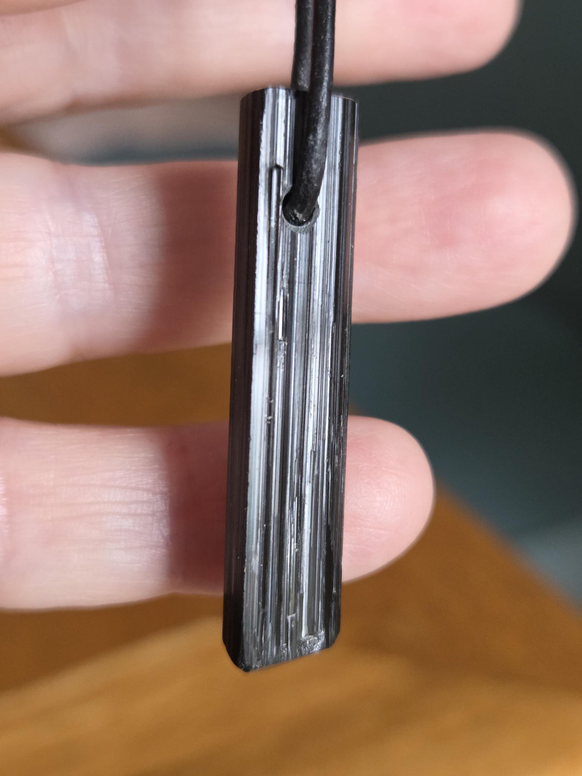 Grosser schwarzer Turmalin Schörl, roh belassen, unversehrt, mit gewachsener Spitze, 43 x 9 x 9 mm, gebohrt, an verstellbarem Lederband