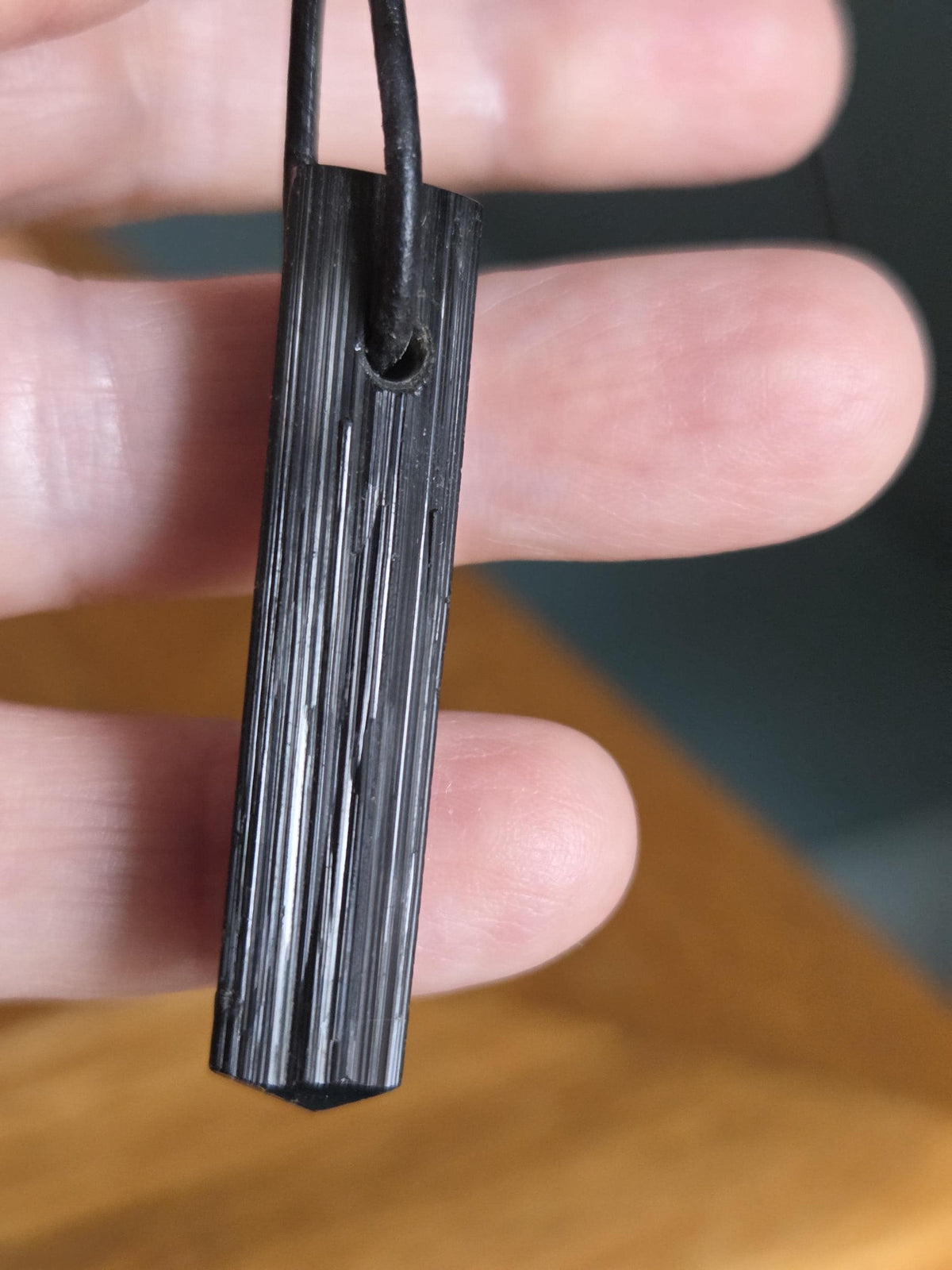 Grosser schwarzer Turmalin Schörl, roh belassen, unversehrt, mit gewachsener Spitze, 43 x 9 x 9 mm, gebohrt, an verstellbarem Lederband