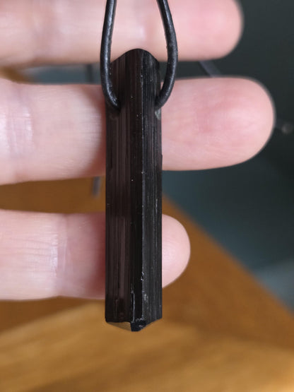 Grosser schwarzer Turmalin Schörl, roh belassen, unversehrt, mit gewachsener Spitze, 43 x 9 x 9 mm, gebohrt, an verstellbarem Lederband