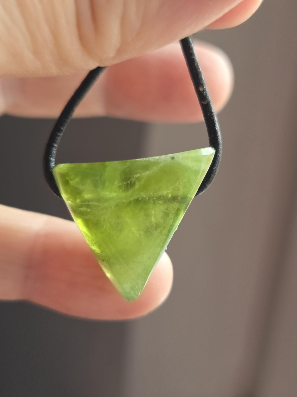 Magischer Peridot Olivin, Kristall, geschliffener Anhänger, 25 x 23 x 15 mm , gebohrt, an verstellbarem Lederband