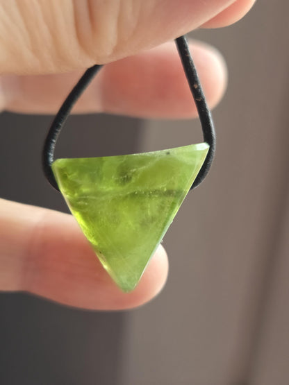 Magischer Peridot Olivin, Kristall, geschliffener Anhänger, 25 x 23 x 15 mm , gebohrt, an verstellbarem Lederband
