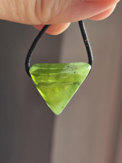 Magischer Peridot Olivin, Kristall, geschliffener Anhänger, 25 x 23 x 15 mm , gebohrt, an verstellbarem Lederband