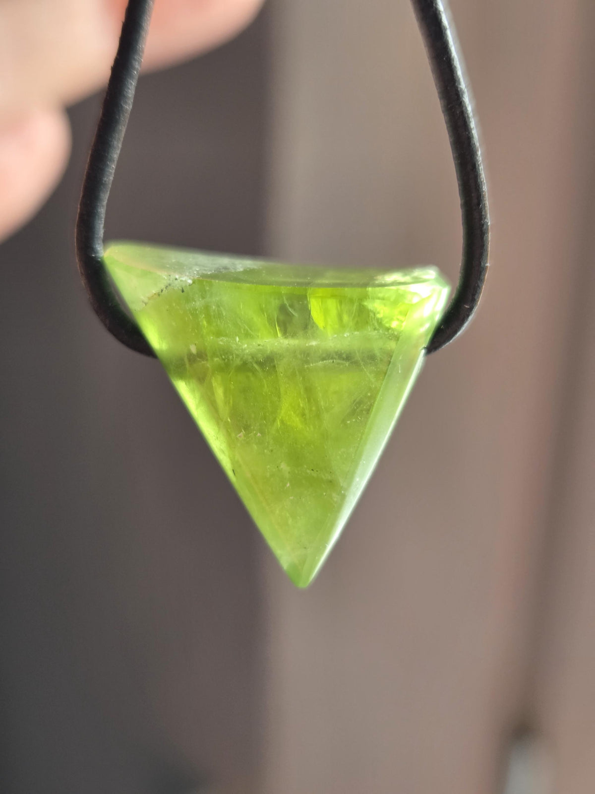 Magischer Peridot Olivin, Kristall, geschliffener Anhänger, 25 x 23 x 15 mm , gebohrt, an verstellbarem Lederband
