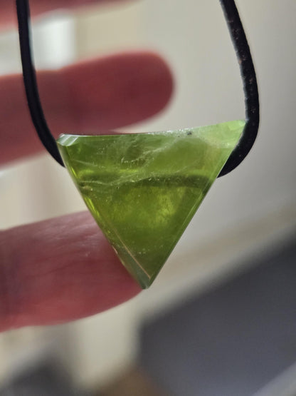 Magischer Peridot Olivin, Kristall, geschliffener Anhänger, 25 x 23 x 15 mm , gebohrt, an verstellbarem Lederband