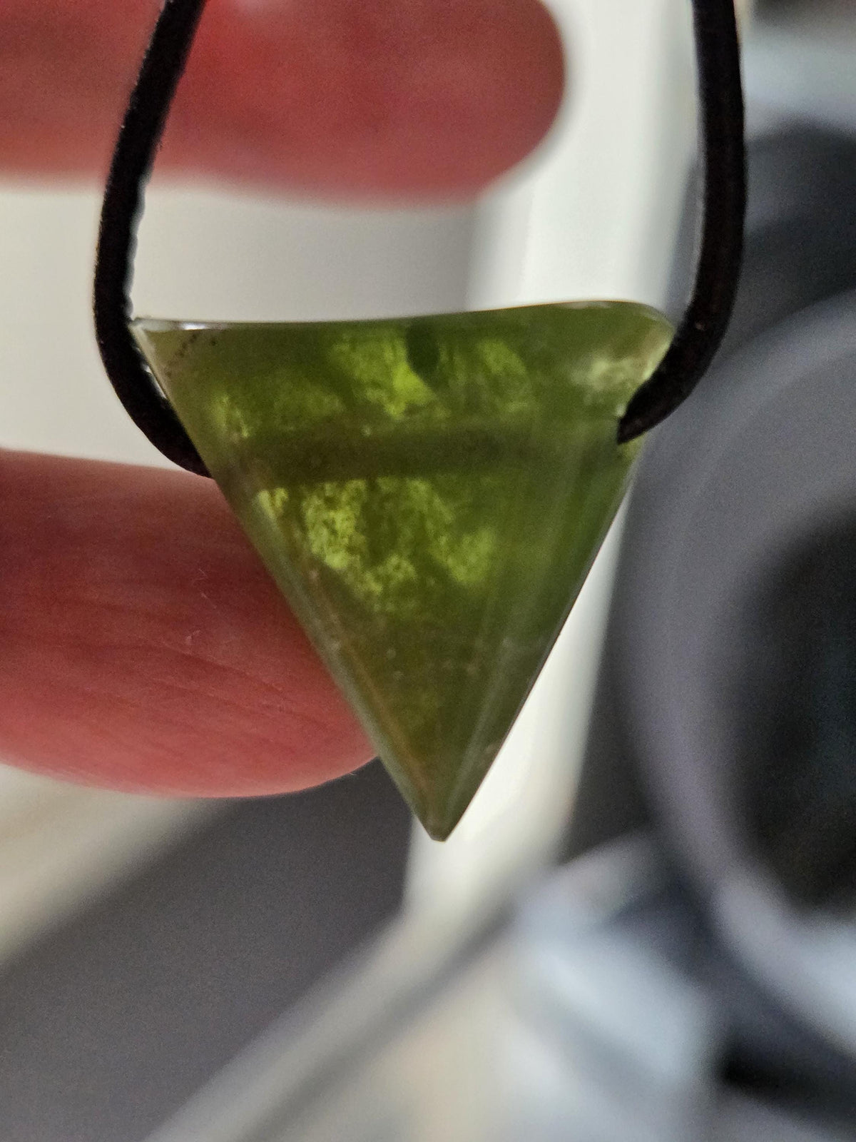 Magischer Peridot Olivin, Kristall, geschliffener Anhänger, 25 x 23 x 15 mm , gebohrt, an verstellbarem Lederband