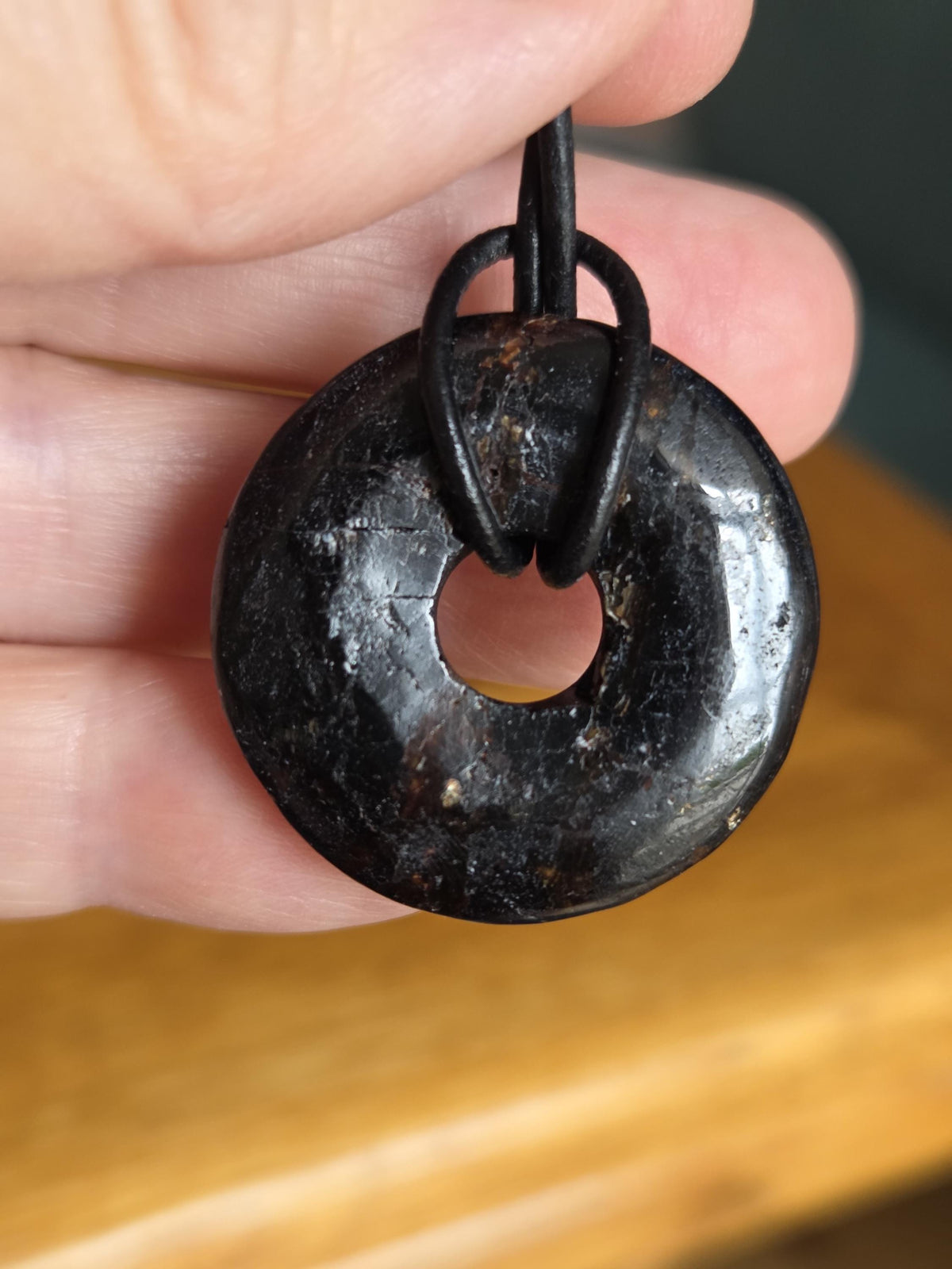 Schwarzer Turmalin Schörl, Dunut mit Gold Pyrit Einschlüssen Anhänger, 29 x 7 mm, an verstellbarem Lederband, Schutzstein Schutzamulett