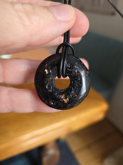 Schwarzer Turmalin Schörl, Dunut mit Gold Pyrit Einschlüssen Anhänger, 29 x 7 mm, an verstellbarem Lederband, Schutzstein Schutzamulett