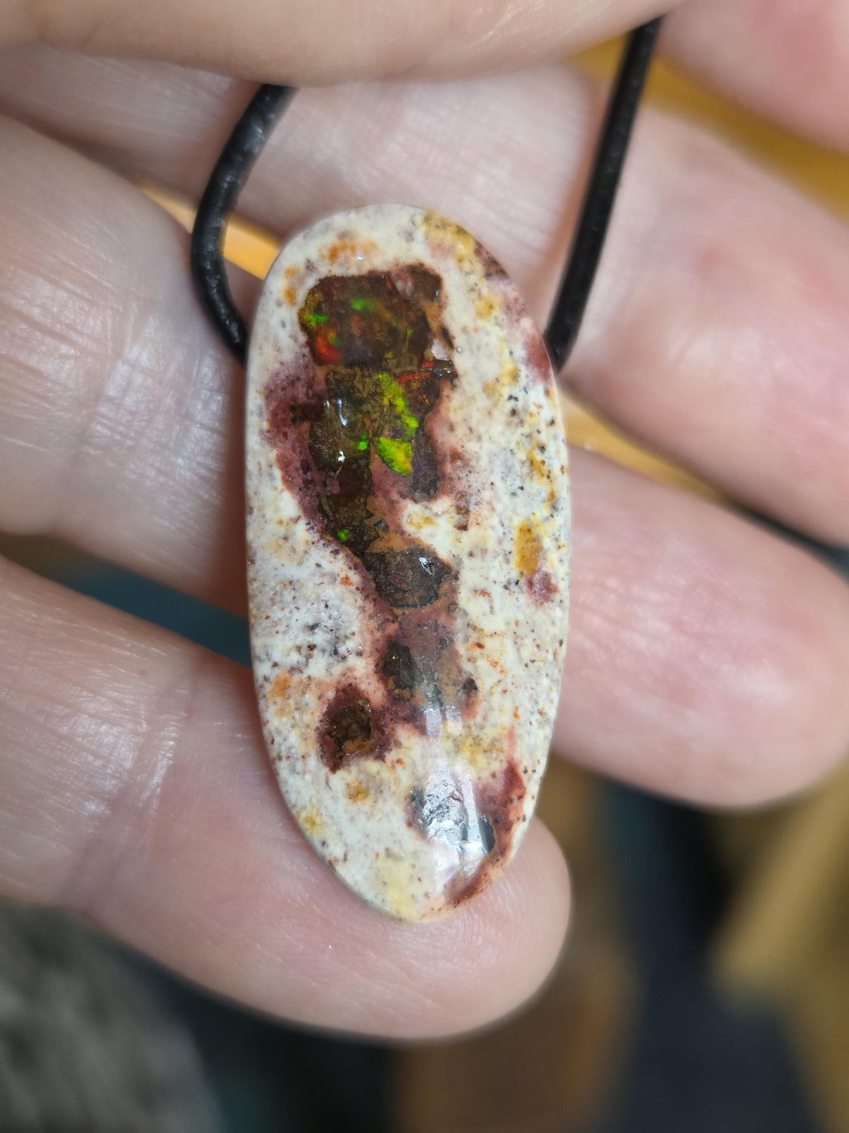 Multicolor mexikanischer Feueropal Anhänger, 33 x 18 x 9 mm, gebohrt, an verstellbarem Lederband