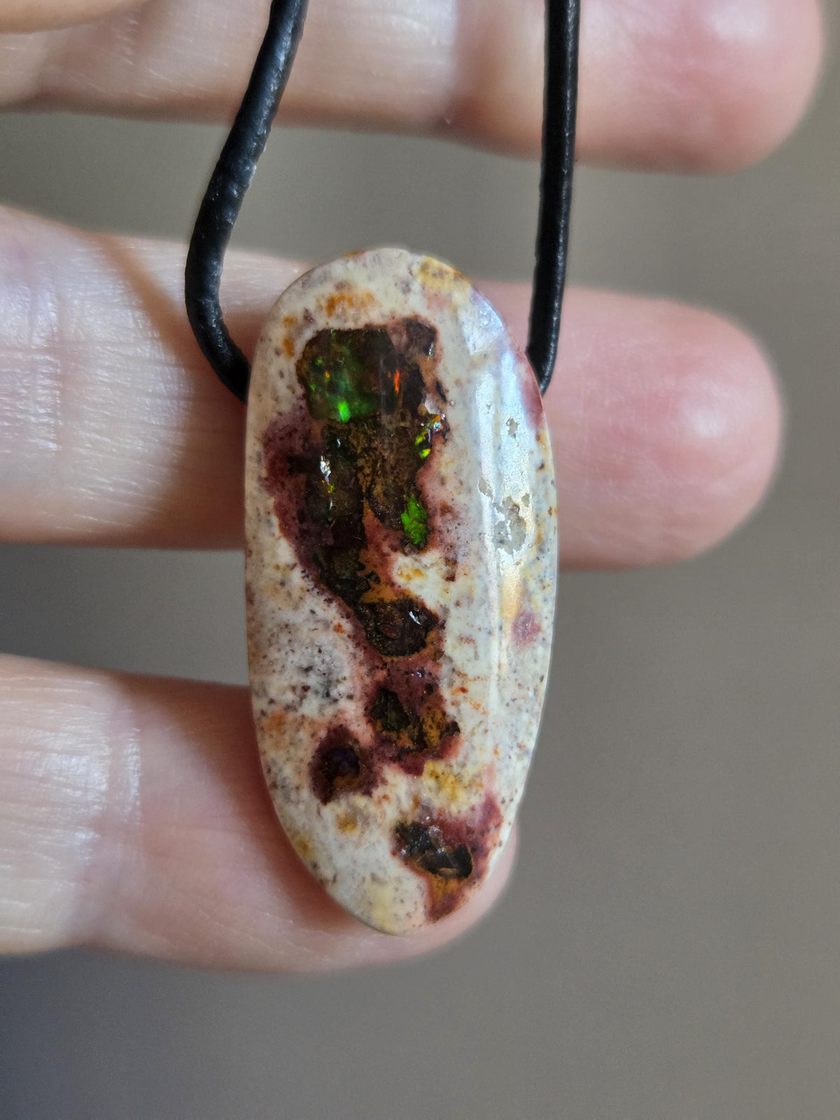 Multicolor mexikanischer Feueropal Anhänger, 33 x 18 x 9 mm, gebohrt, an verstellbarem Lederband