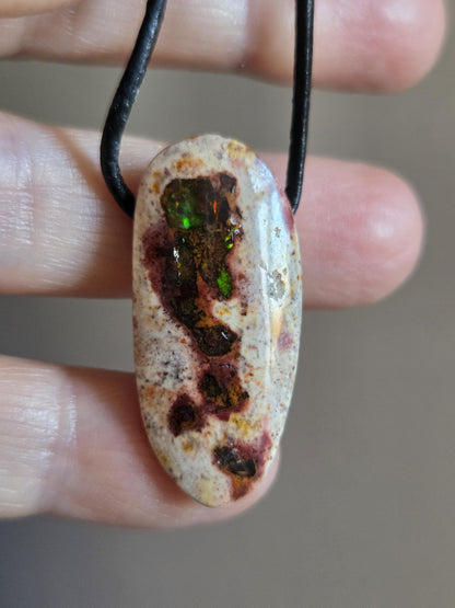 Multicolor mexikanischer Feueropal Anhänger, 33 x 18 x 9 mm, gebohrt, an verstellbarem Lederband