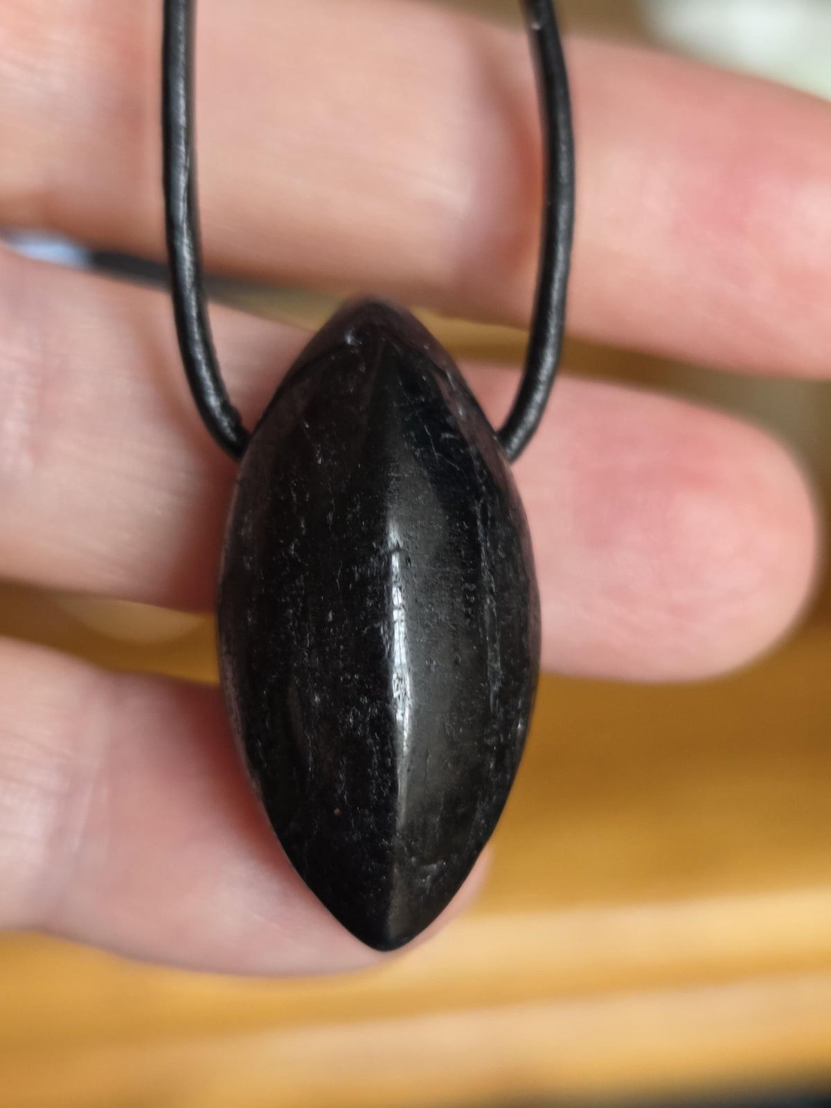 Magischer Schutzstein schwarzer Turmalin Schörl Anhänger Navette förmig, 31 x 15 x 12 mm, an verstellbarem Lederband