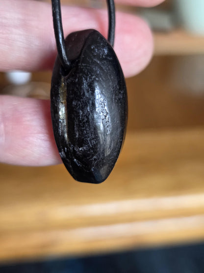 Magischer Schutzstein schwarzer Turmalin Schörl mit Gold Pyrit Anhänger Navette förmig, 31 x 15 x 14 mm, an verstellbarem Lederband