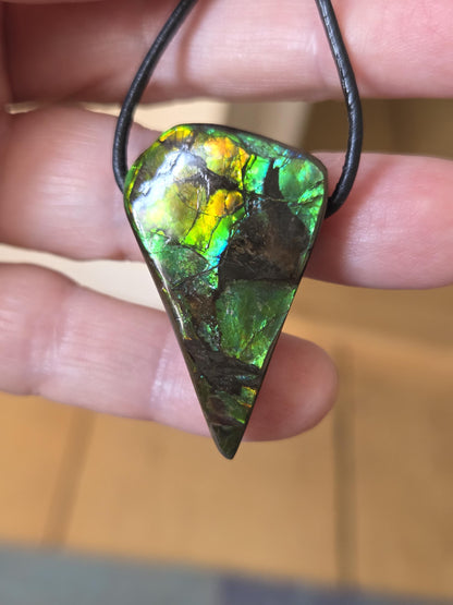 Geheimnisvoller Ammolit Opal orange grün gelb, aus Alberta Kanada, Anhänger, 38 x 23 x 10 mm, gebohrt, an verstellbarem Lederband