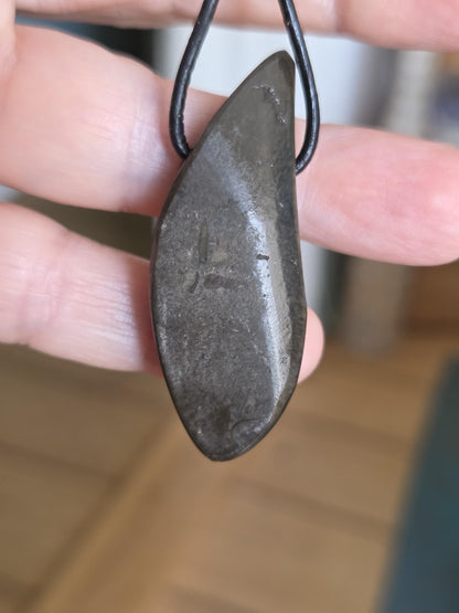 Seltener Ammolit Opal rot, Anhänger aus Alberta Kanada, 49 x 19 x 9 mm, gebohrt, an verstellbarem Lederband, Ammolit
