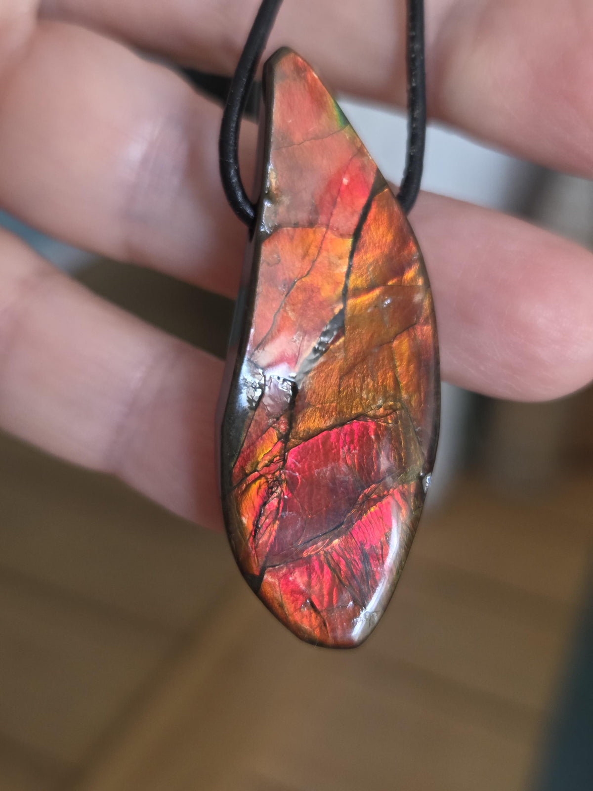 Seltener Ammolit Opal rot, Anhänger aus Alberta Kanada, 49 x 19 x 9 mm, gebohrt, an verstellbarem Lederband, Ammolit