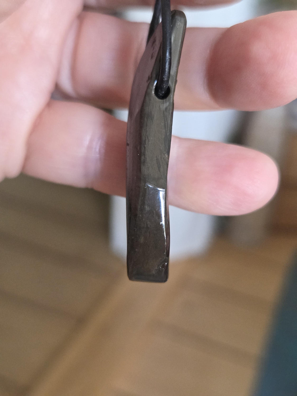 Seltener Ammolit Opal rot, Anhänger aus Alberta Kanada, 49 x 19 x 9 mm, gebohrt, an verstellbarem Lederband, Ammolit