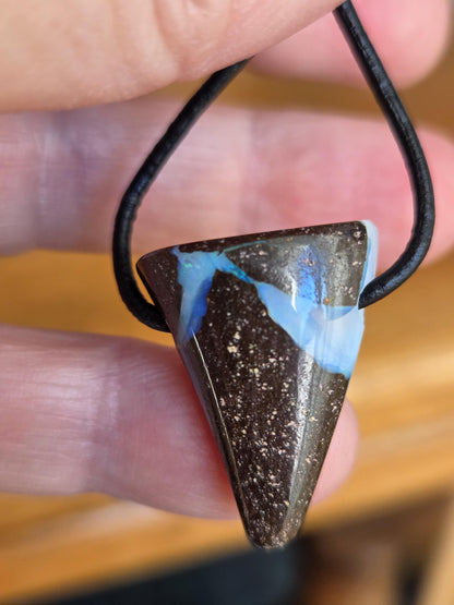 Boulder Opal Boulderopal Anhänger, 26 x 19 x 14 mm, an verstellbarem Lederband, blauer Kristall, flashfire Opal