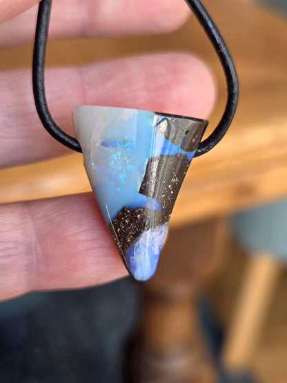 Boulder Opal Boulderopal Anhänger, 26 x 19 x 14 mm, an verstellbarem Lederband, blauer Kristall, flashfire Opal