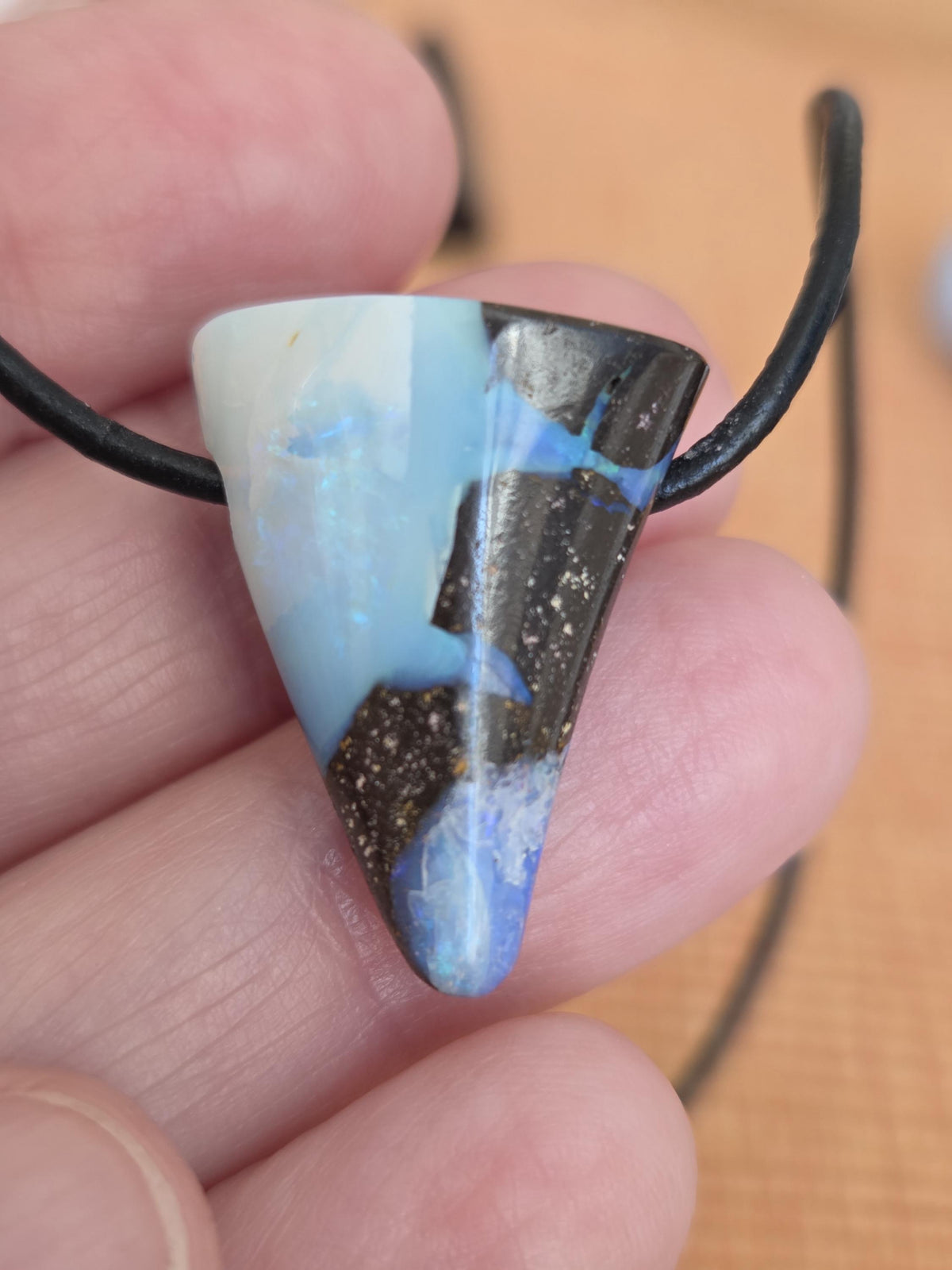 Boulder Opal Boulderopal Anhänger, 26 x 19 x 14 mm, an verstellbarem Lederband, blauer Kristall, flashfire Opal