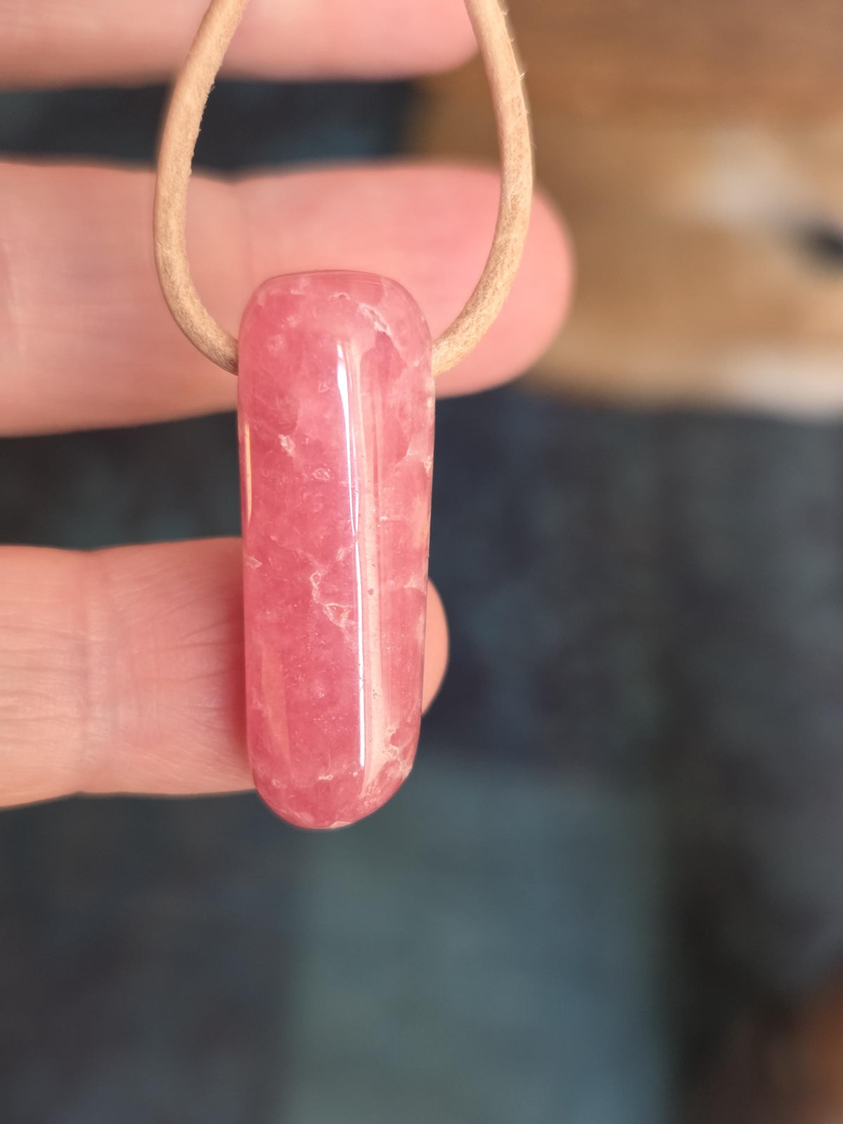 Kleiner Rhodochrosit Stäbchen Anhänger, 30 x 11 mm, gebohrt, an verstellbarem Lederband