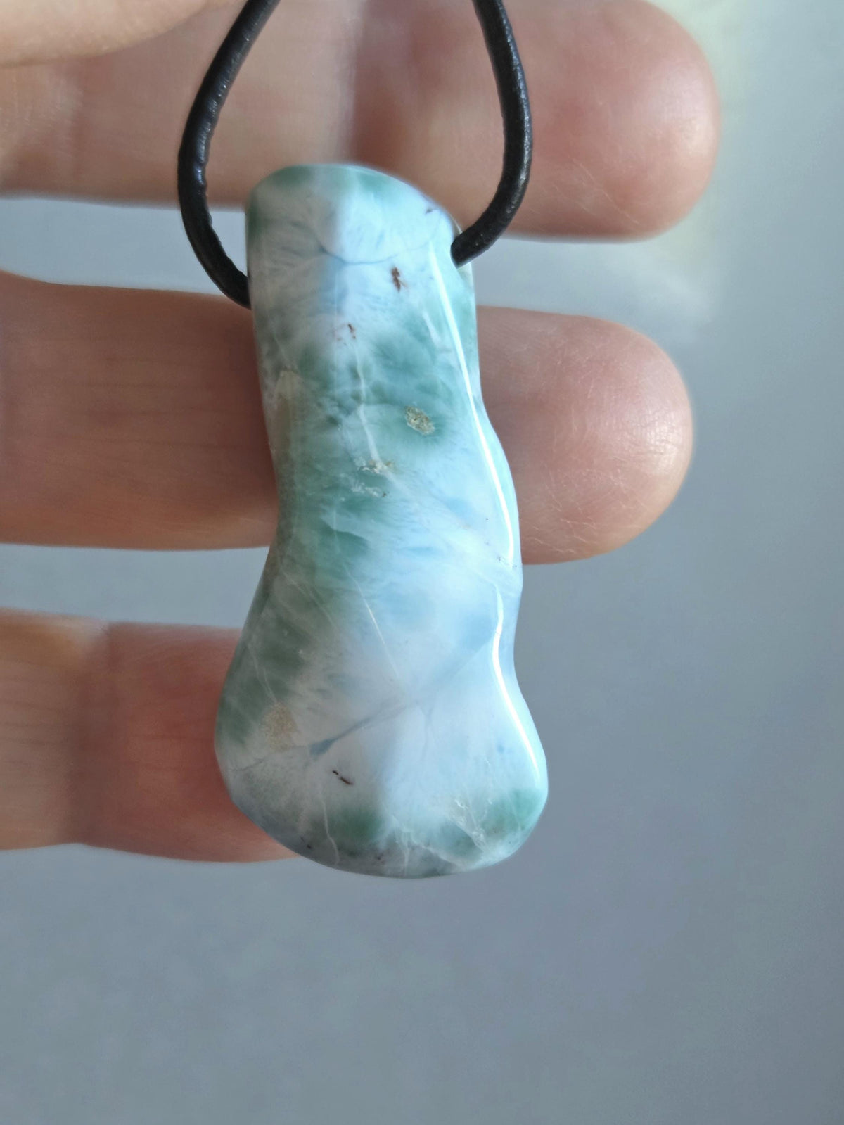 Larimar Anhänger, Atlantis Stein, 40 x 20 x 10 mm, gebohrt, Larimar gebohrt, an verstellbarem Lederband