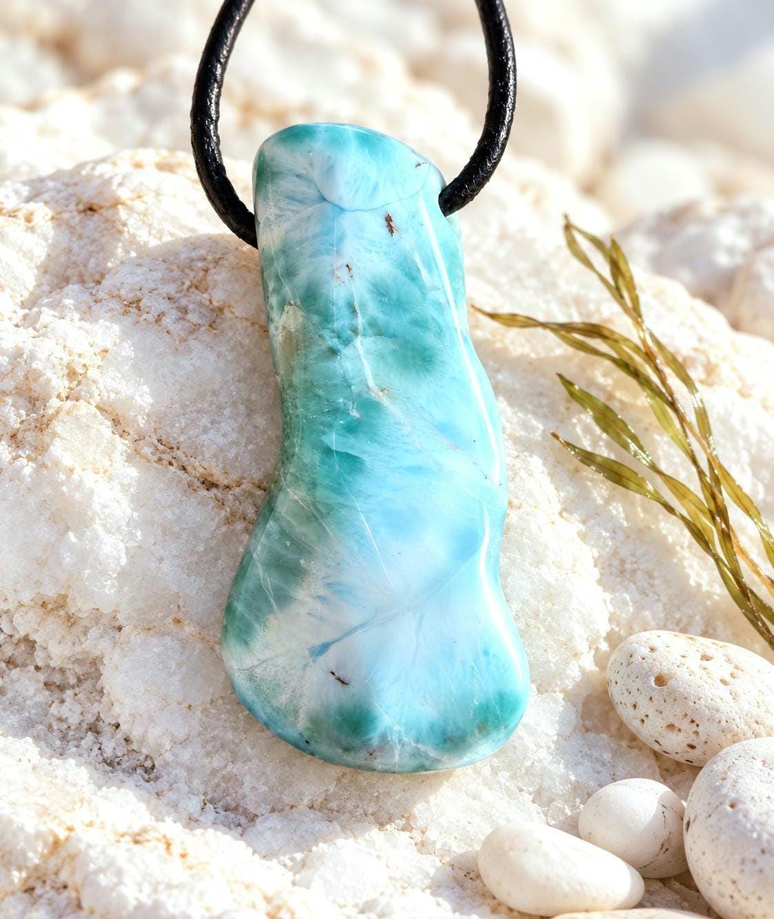 Larimar Anhänger, Atlantis Stein, 40 x 20 x 10 mm, gebohrt, Larimar gebohrt, an verstellbarem Lederband