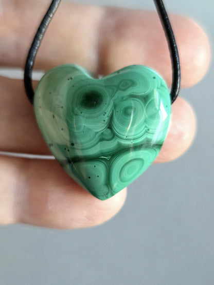 Malachit Herz Anhänger, gebohrt, am Lederband, 28 x 26 x 14 mm, gebohrt, an verstellbarem Lederband, Herzchakra Selbstliebe