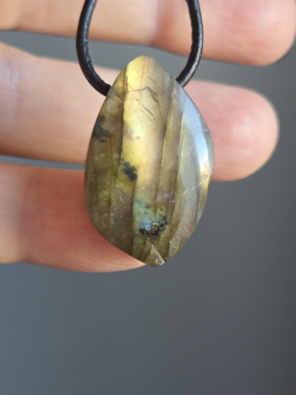 Labradorit Anhänger gold rosa blau grün Navette förmig, 29 x 18 x 8 mm, gebohrt, an verstellbarem Lederband