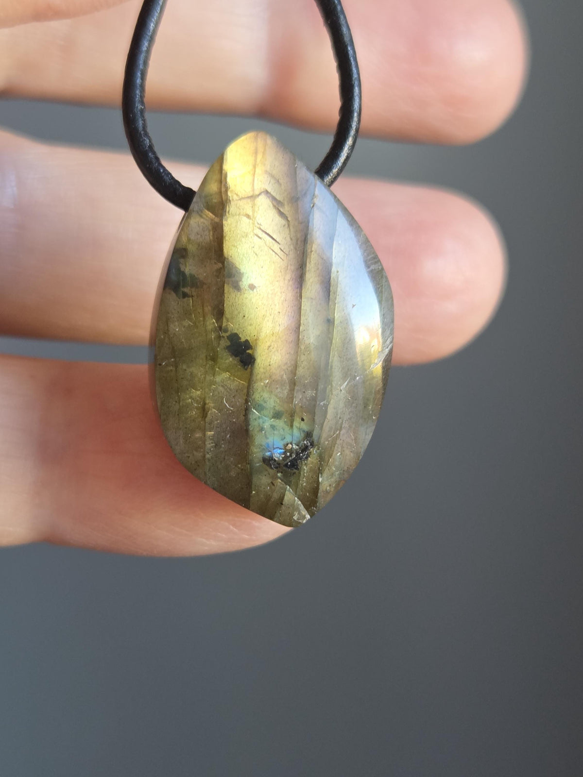 Labradorit Anhänger gold rosa blau grün Navette förmig, 29 x 18 x 8 mm, gebohrt, an verstellbarem Lederband